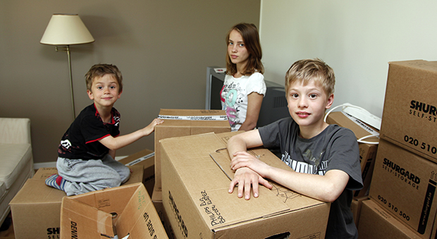 Barn packar upp flyttlådor