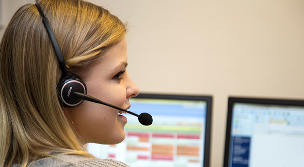 Kundcenter svarar på telefonsamtal från hyresgäster
