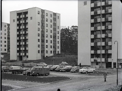 Kvarteret Svavlet, parkeringsplatser skilda från lekplatser och hus, november