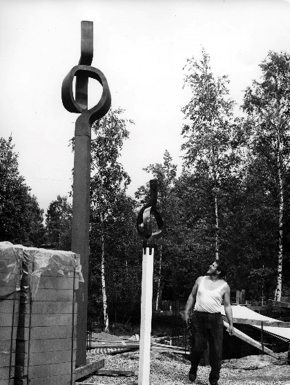 1960-tal, Skärholmen, Hängmappsskåp, Aston Forsberg med Skärholmen-skulpturen "Vridande moment"