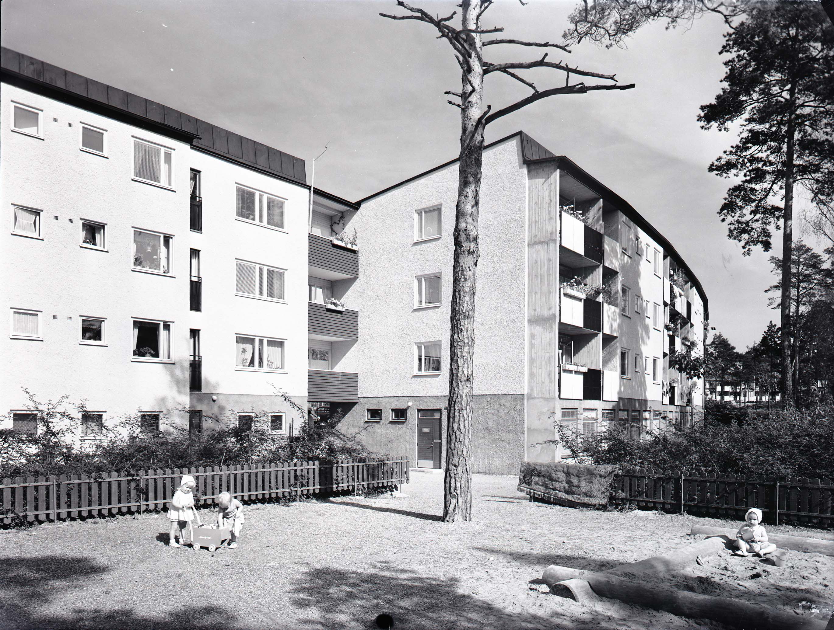 Hässelby Gård, Friherregatan