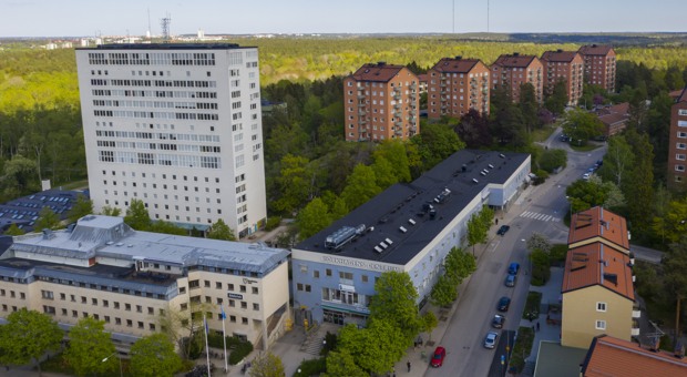 Vy över Björkhagens centrum med höghuset Duggregnet.