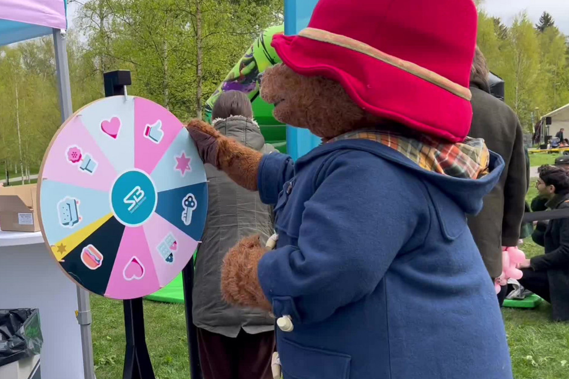 Björnen Paddington snurrar på ett tivolihjul.