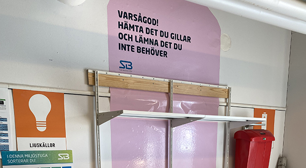 Hylla med rosa skylt i miljöstuga