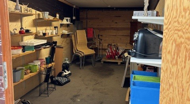 Rum med hyllor och prylar