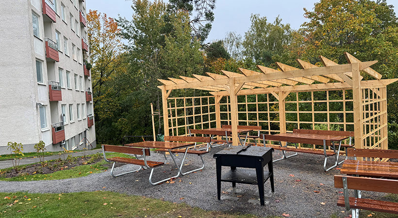 Pergola i trä, en grill och flera sittplatser
