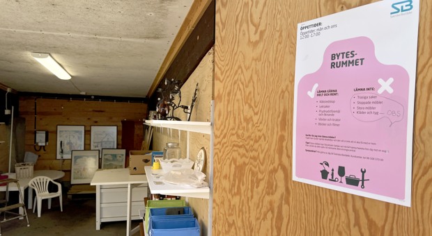 Garagedörr öppnas till återbruksrum