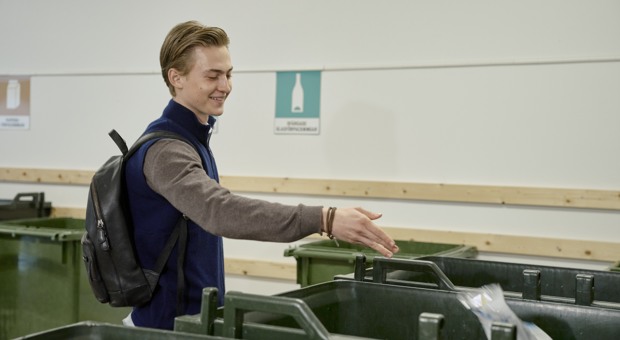 Man slänger påse i miljöstuga