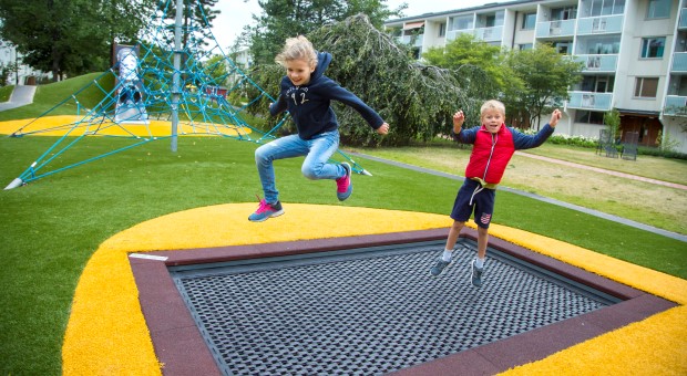 Barn på studsmatta i kvarteret Silvret