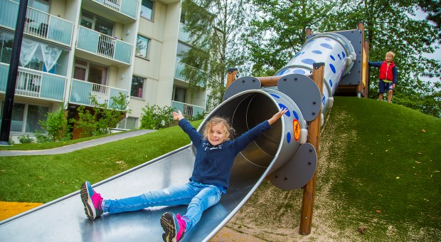 Barn åker rutschkana i kvarteret Silvret