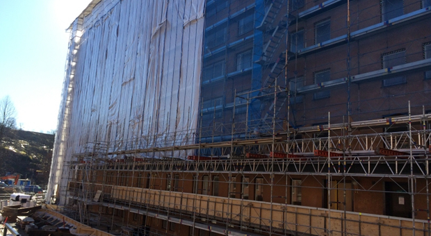 Byggnadsställning vid en ombyggnad av en fastighet