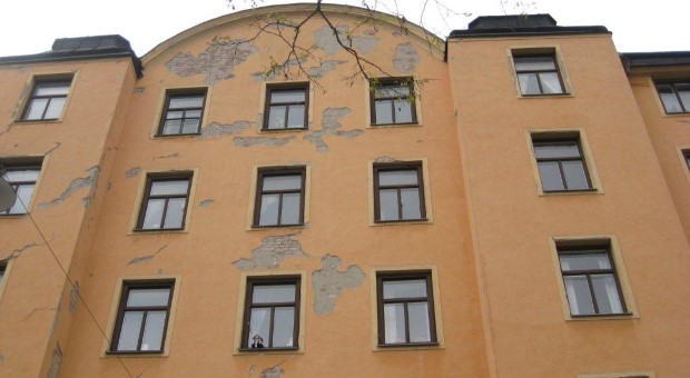 Kvarteret Pyramiden, sättningssprickor i fasad