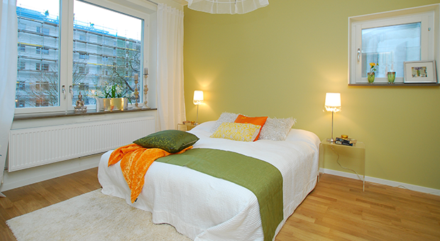 Nyrenoverat sovrum med grön vägg