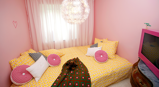 Sovrum med rosa vägg