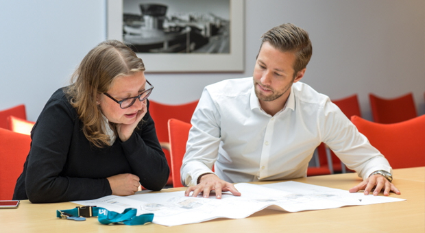 Två medarbetare tittar på ritning