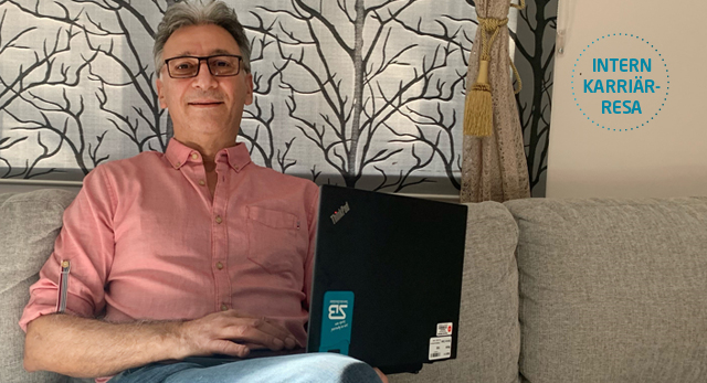 Man sitter i soffa med laptop i knät