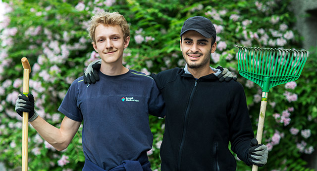 Två killar som sommarjobbar utomhus