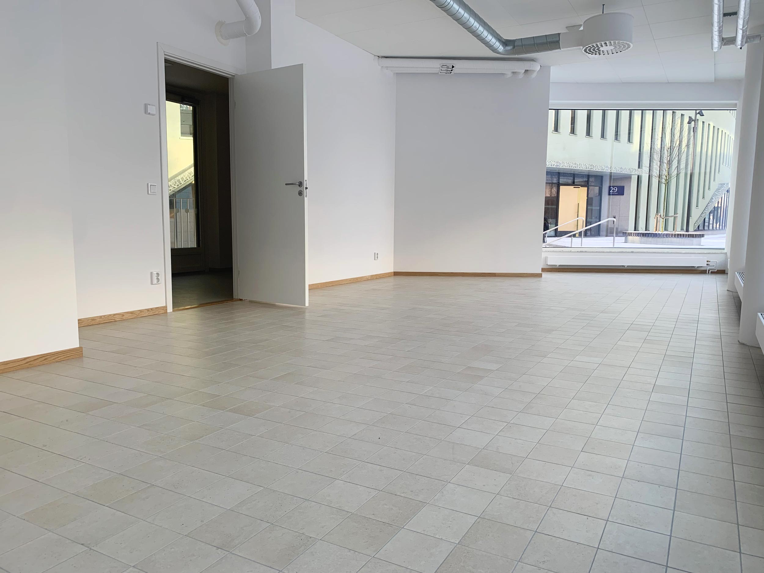 Inåt i lokalen från BV