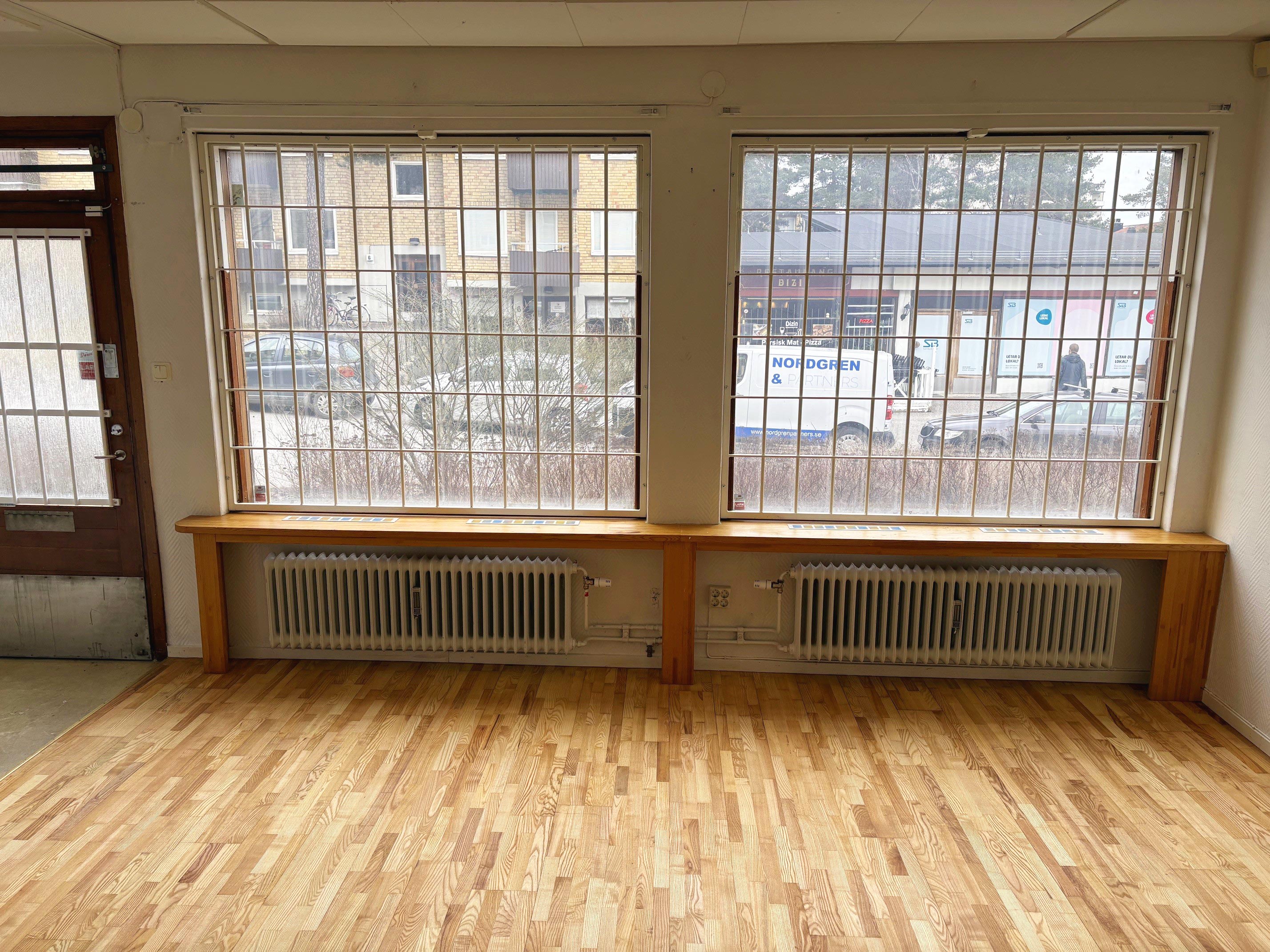 Fönster ut mot gatan