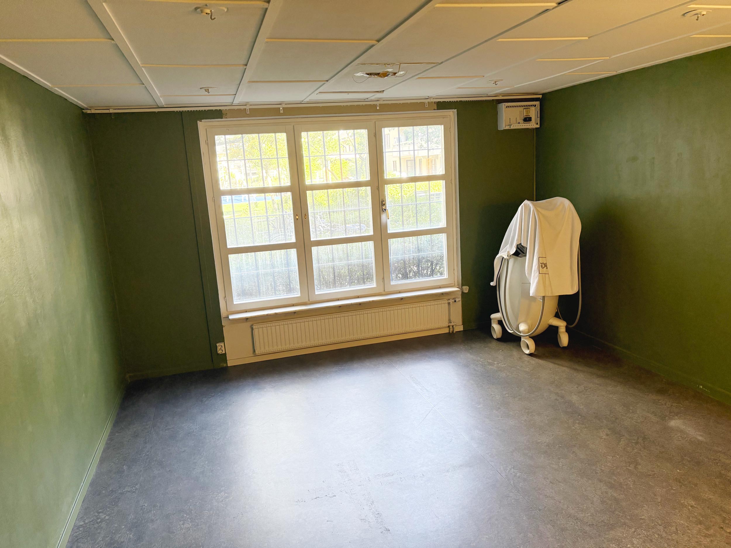 Öppna ytan med grön tapet, annan vinkel