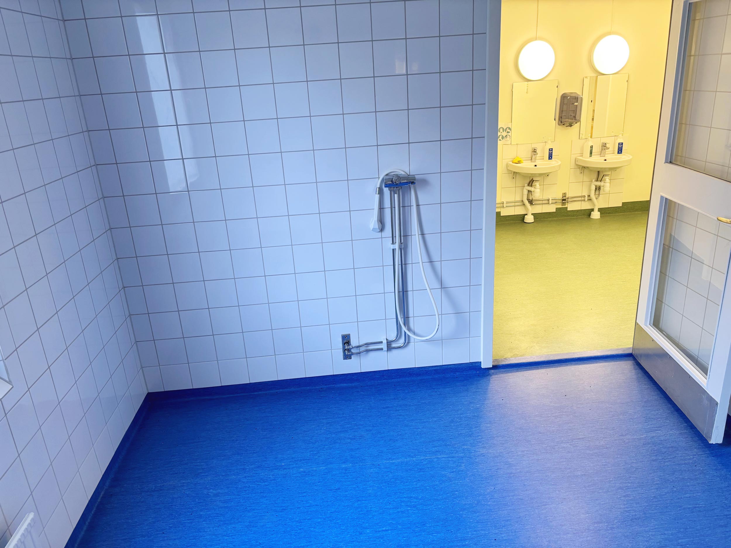 Bild på badrum + våtyta för skolbarn