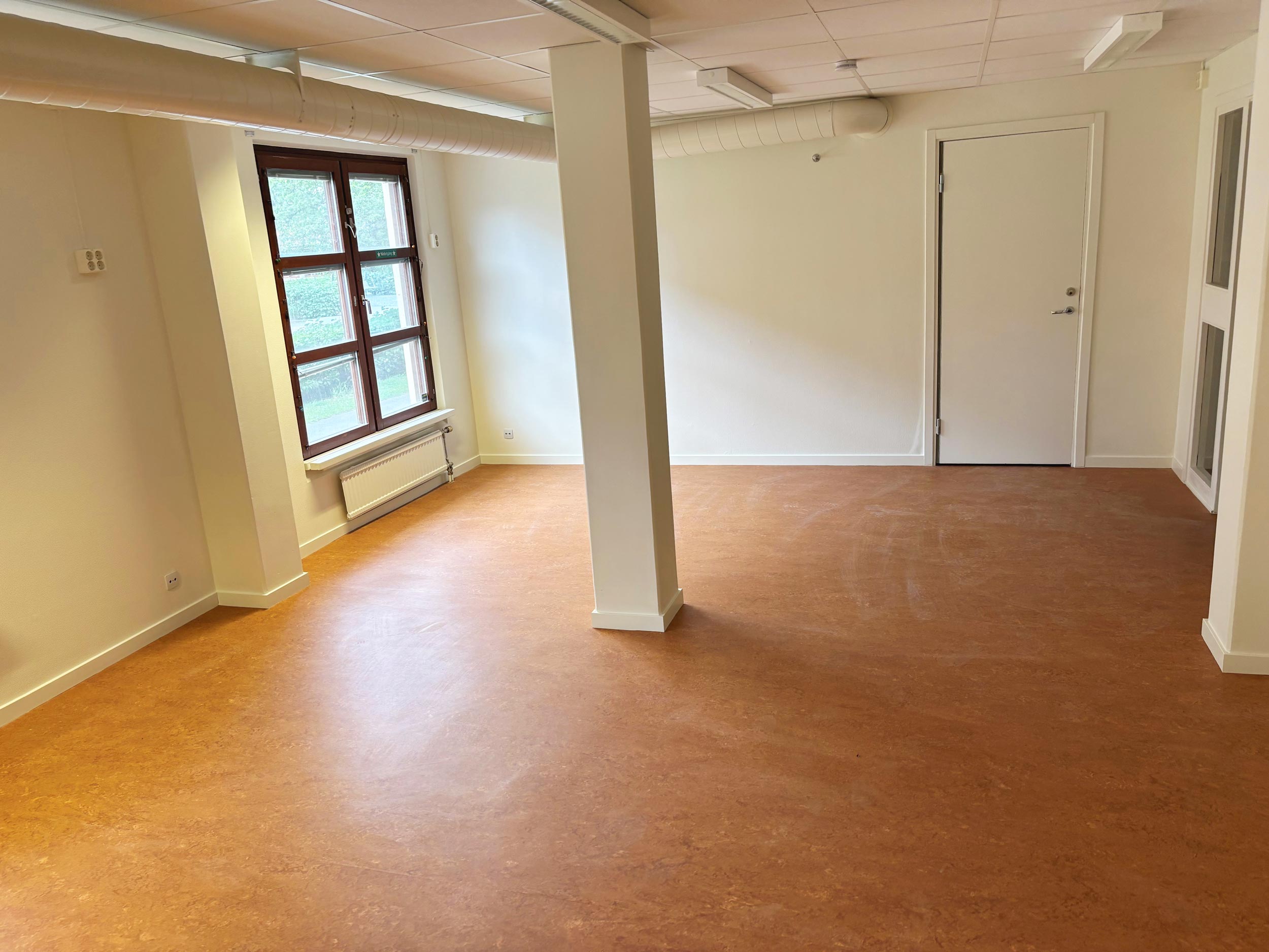 Bild på större rum med stor I-balk genom mitten