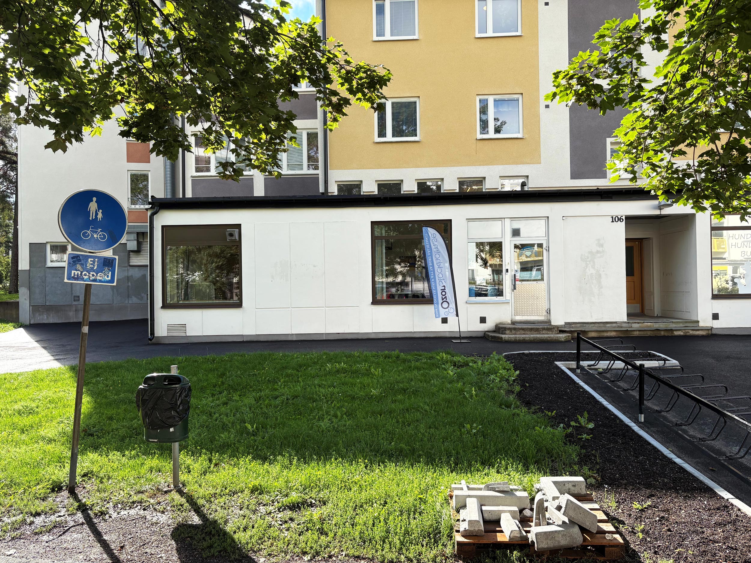 Bild på fastigheten samt entré