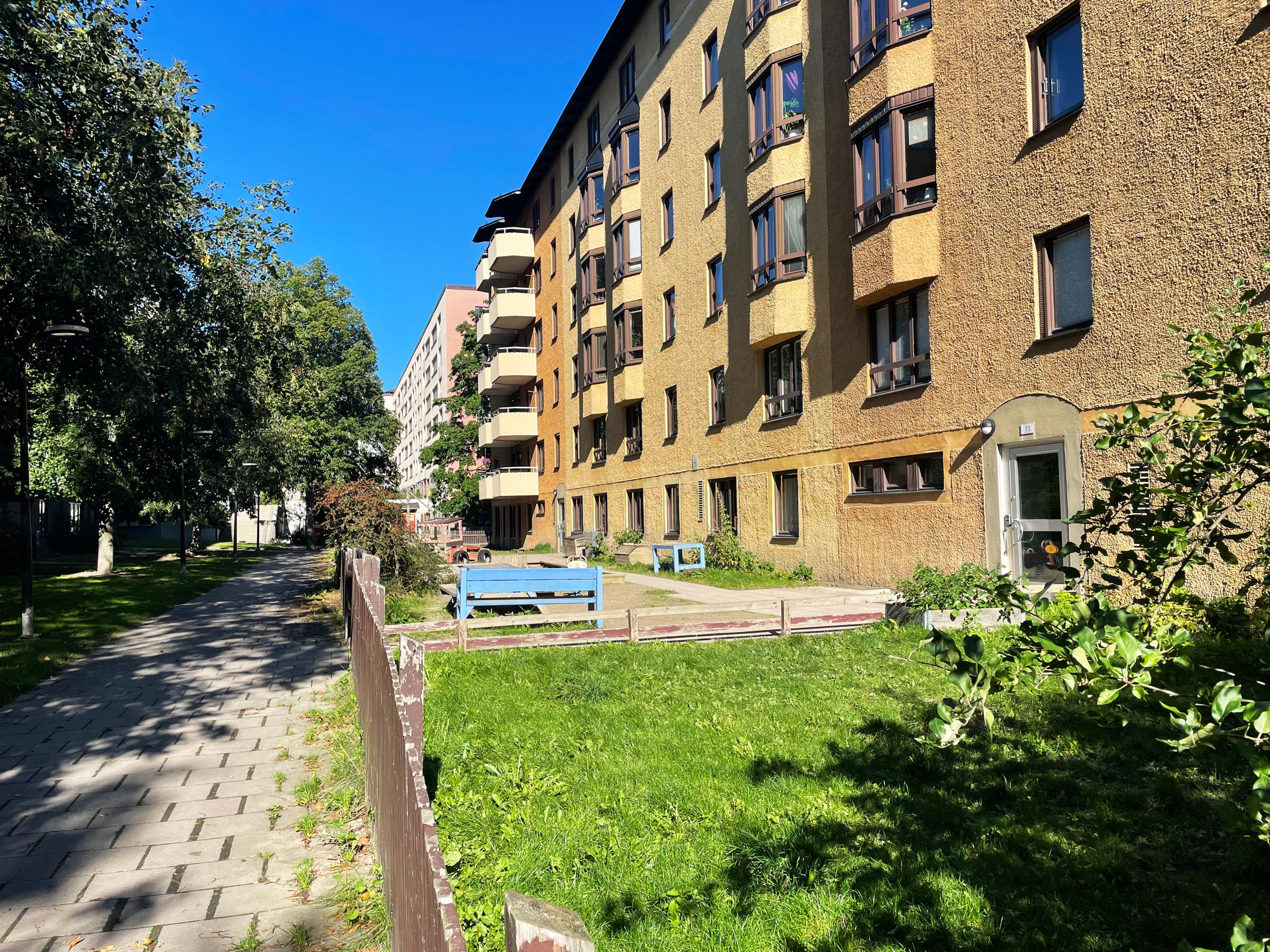 Bild på närmre håll på innergård