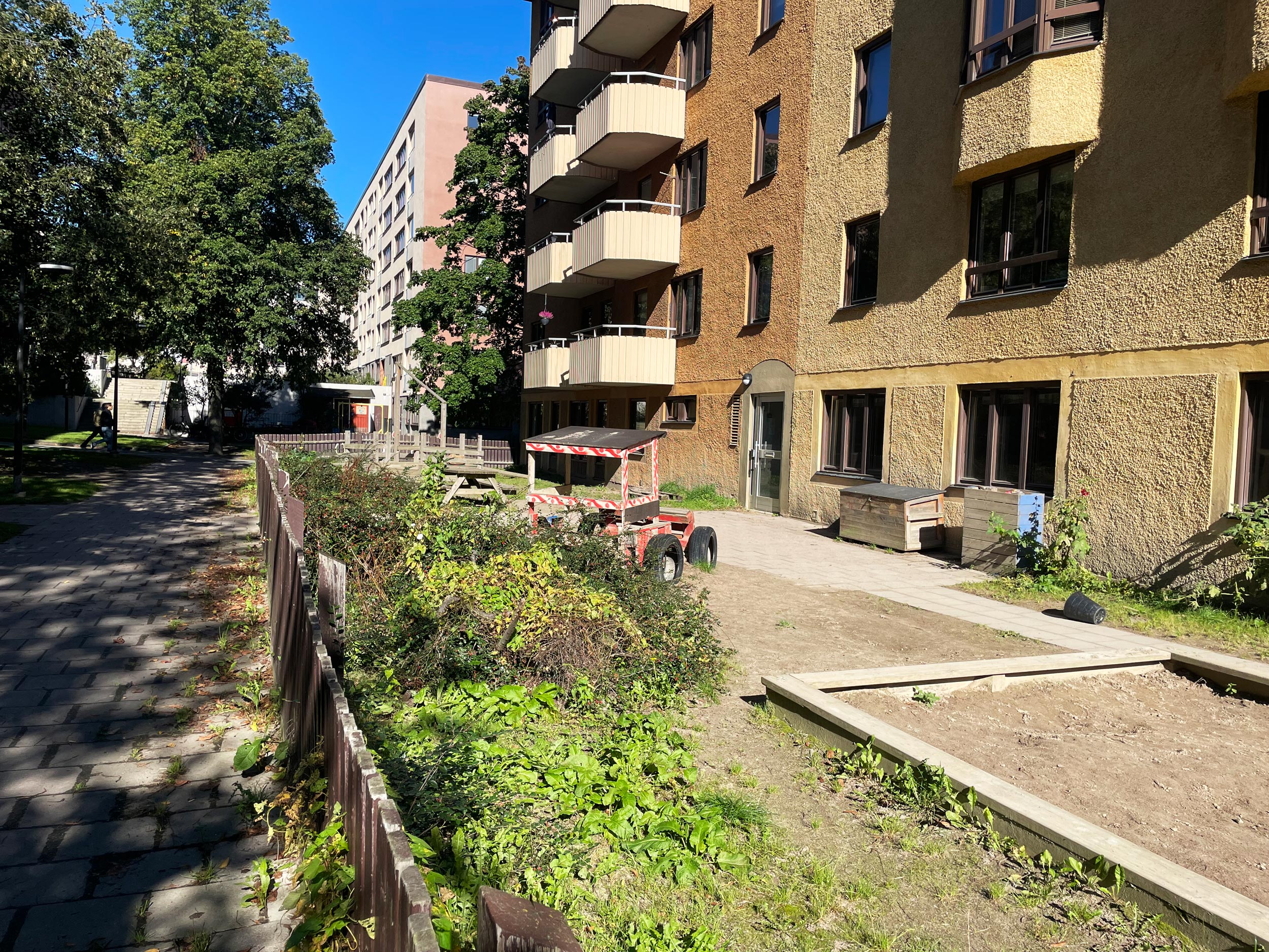 Bild på sandlåda och lekyta innergård
