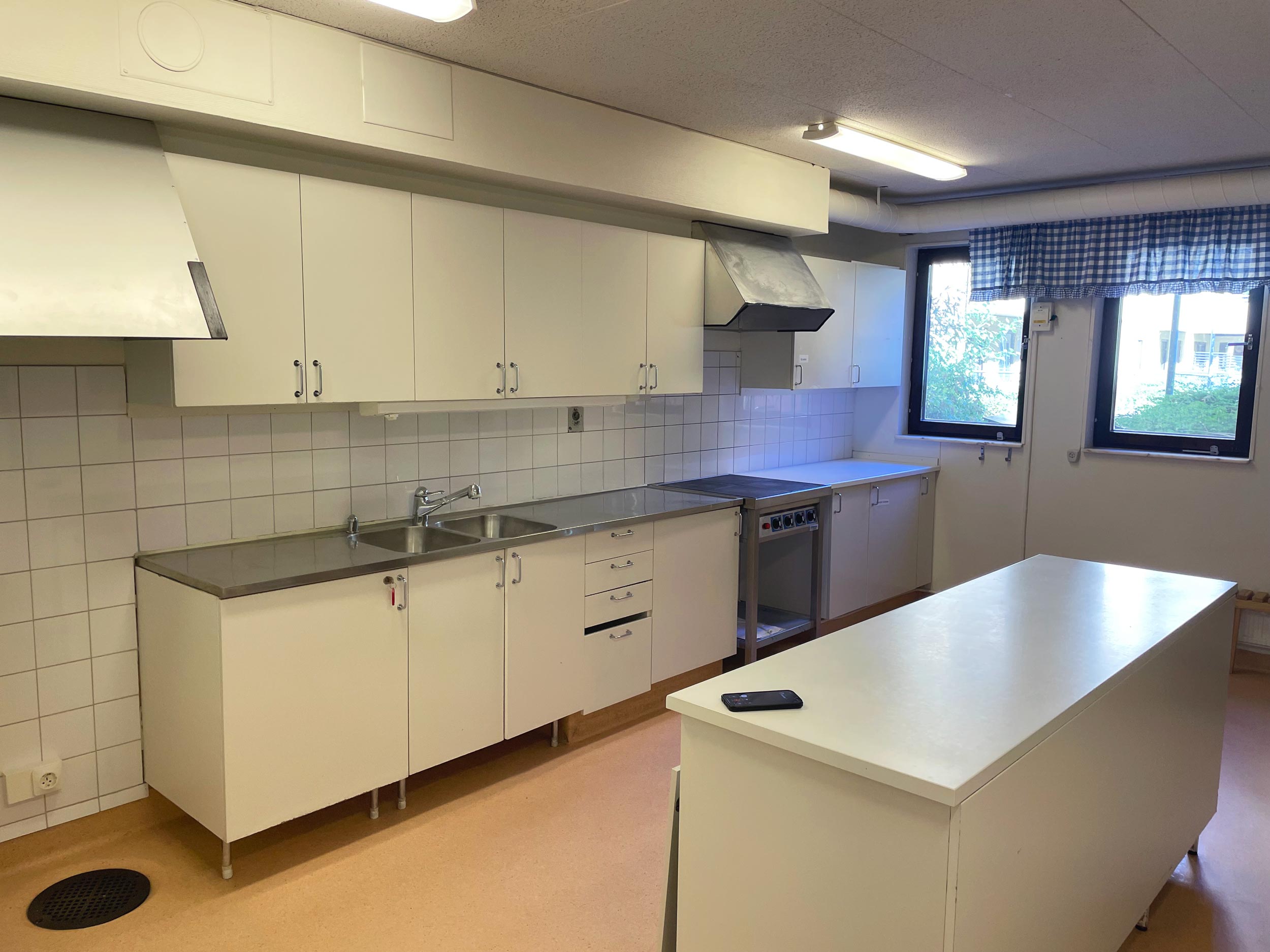 Bild på industriellt kök åt andra håll