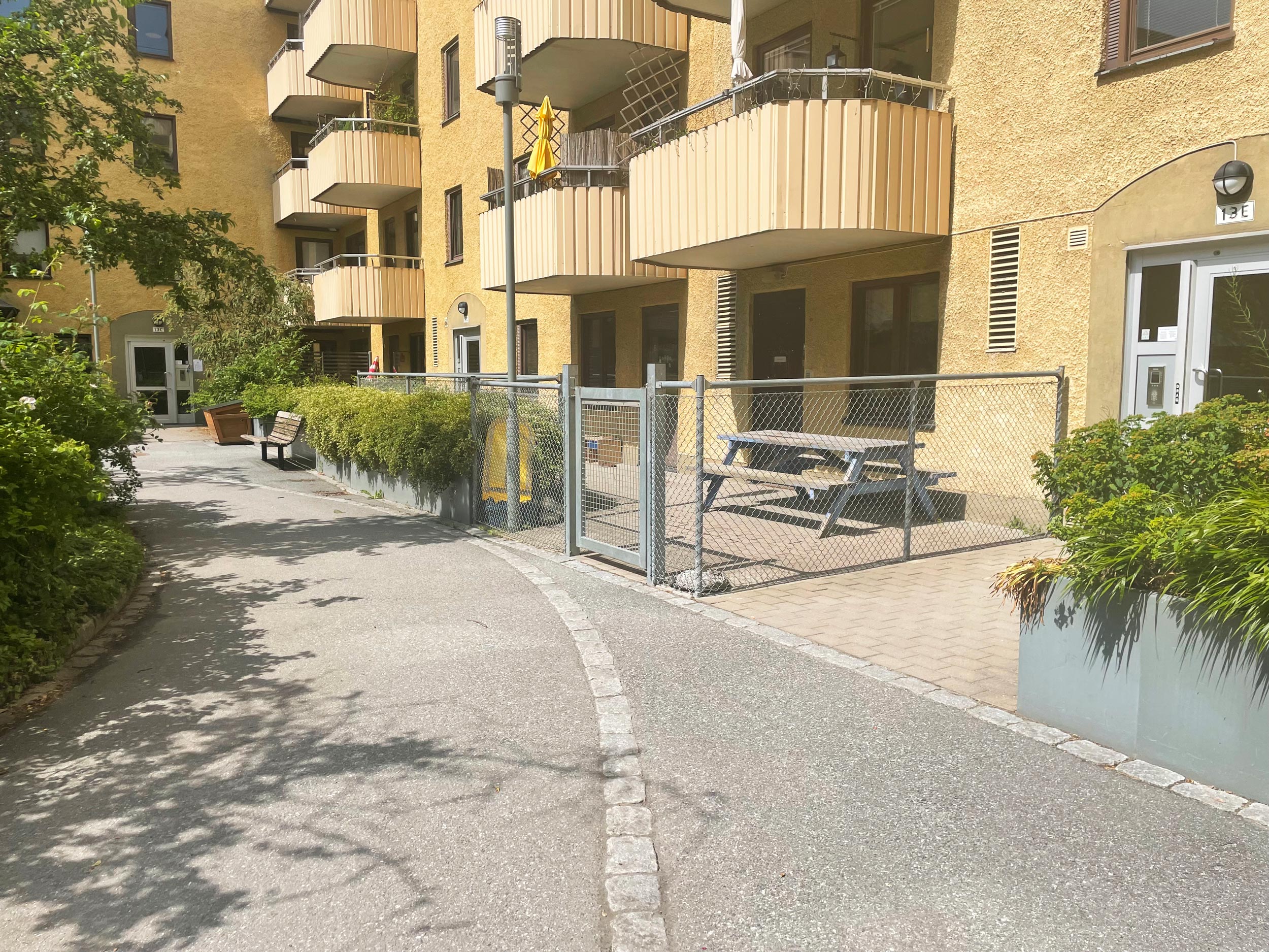 Bild innergård mot lekpark