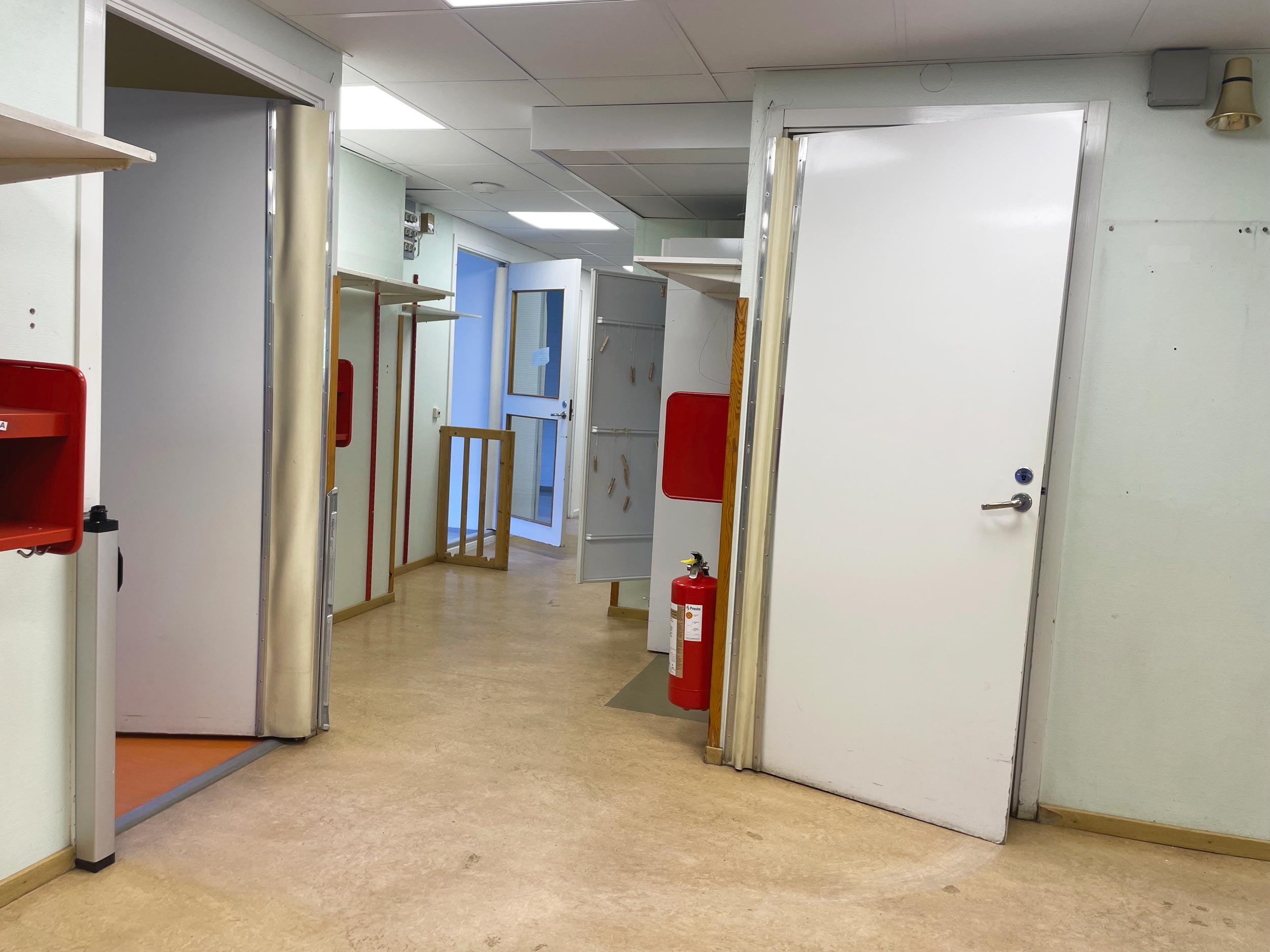 Bild på hall in mot resten av lokal.