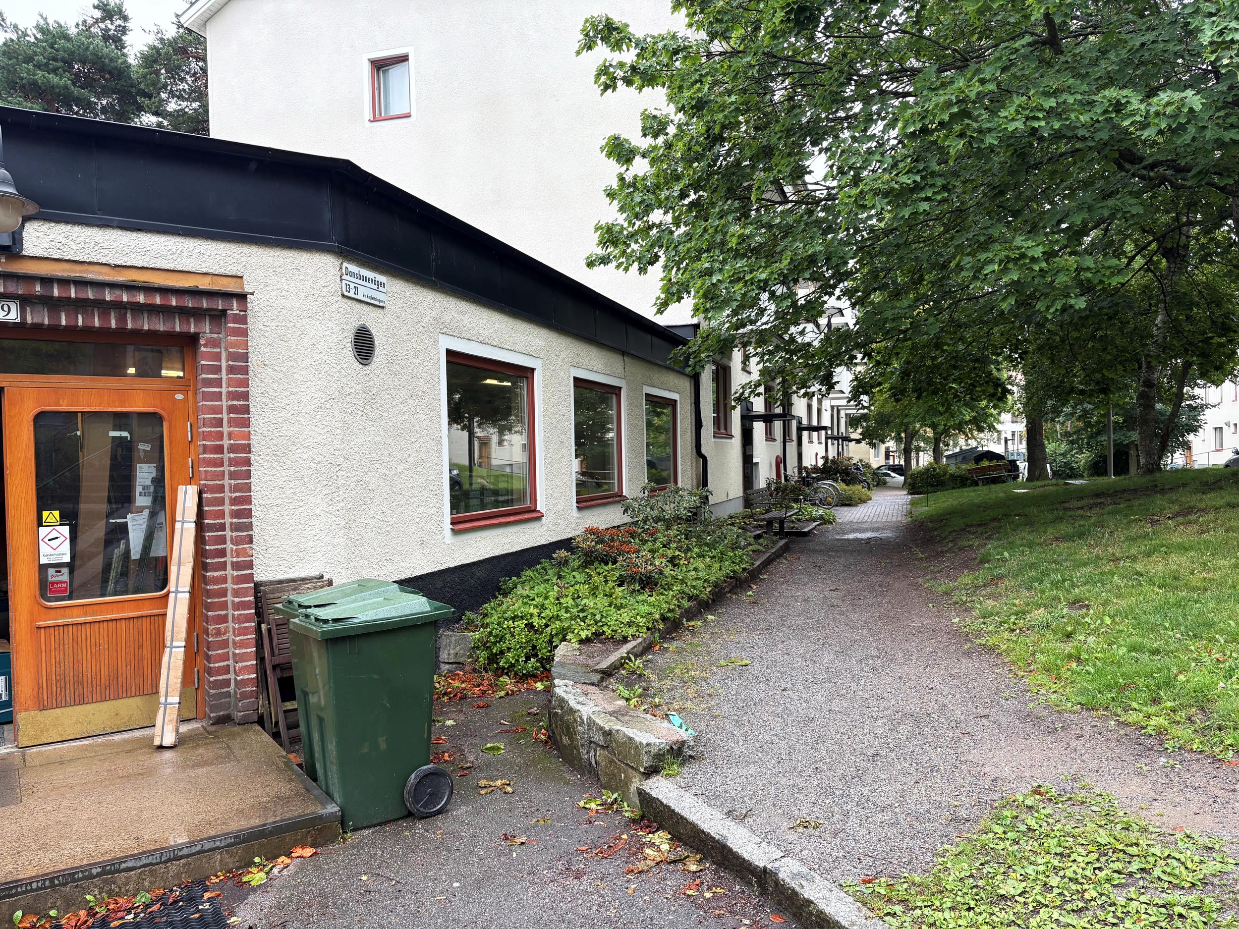 Bild på egen entré till lokal