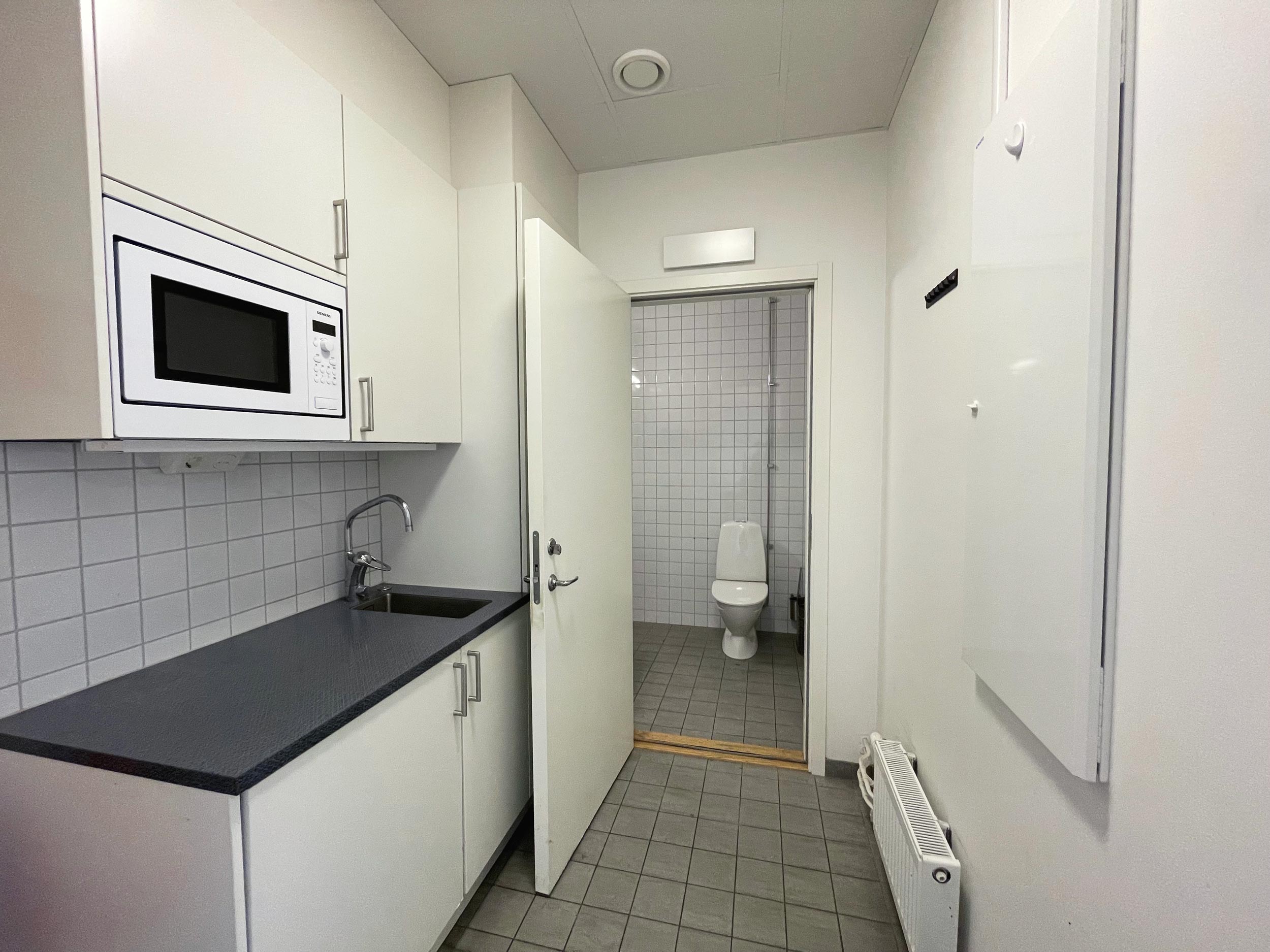 Bild på pentry + WC.