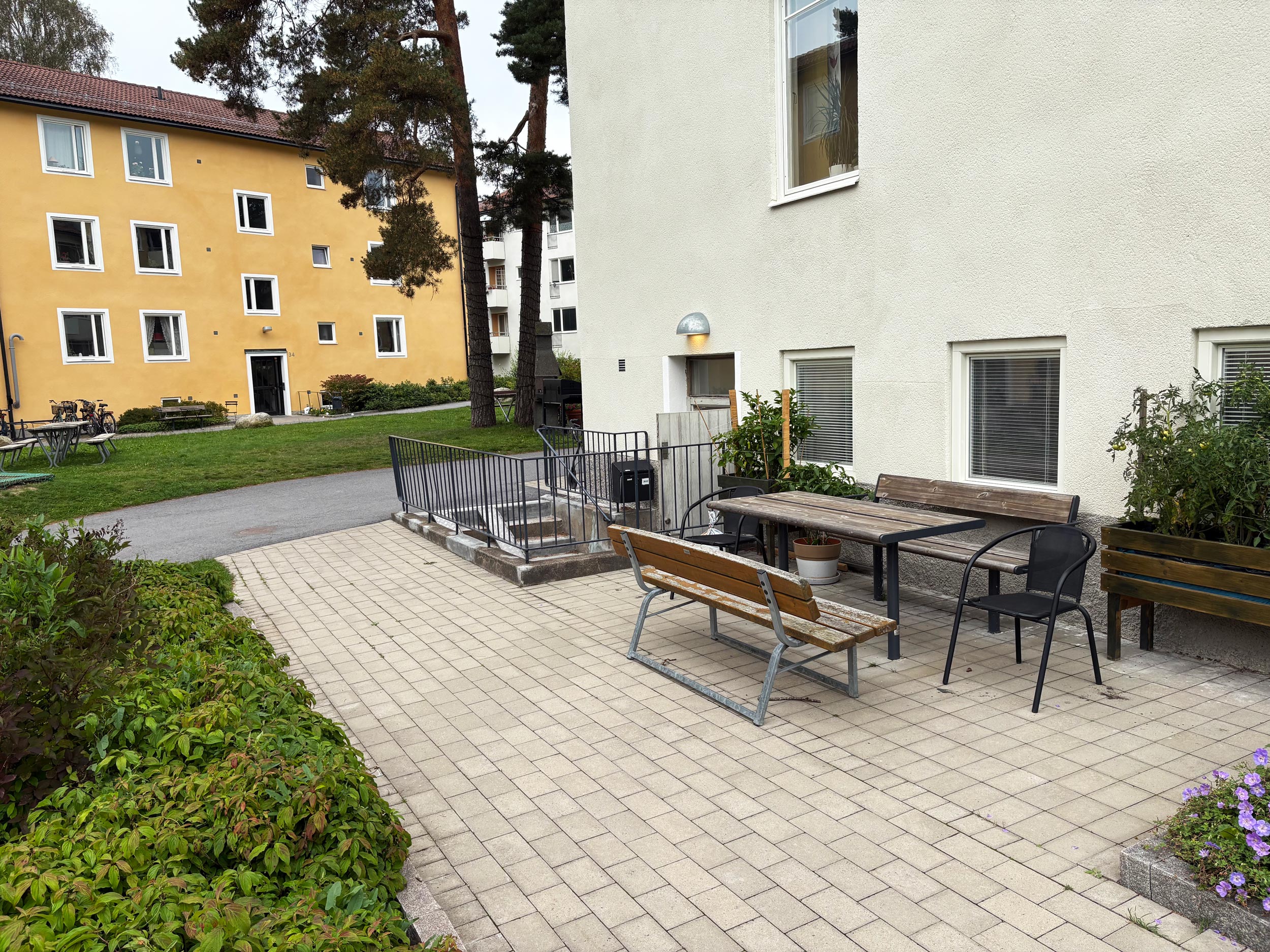 Bild på entré + sittplats utomhus