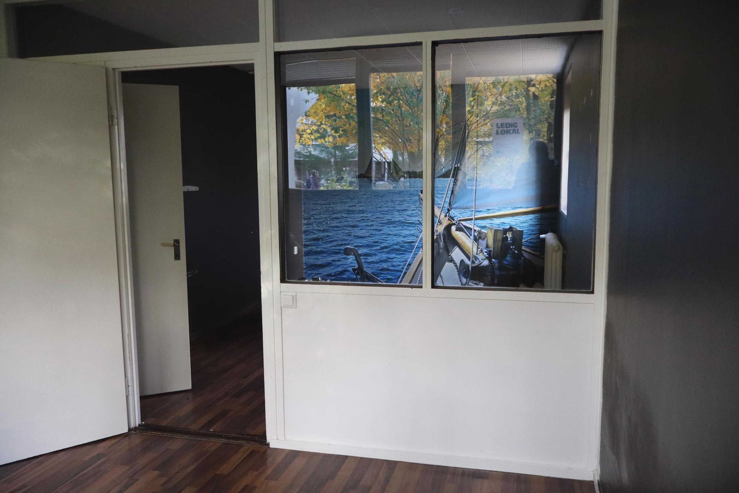 Samma kontorsrum som bilden innan, annan vinkel