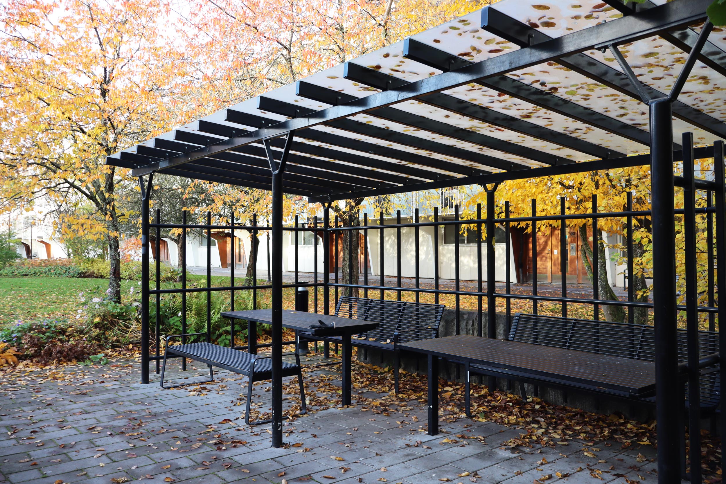 Sittyta precis utanför lokalens entré