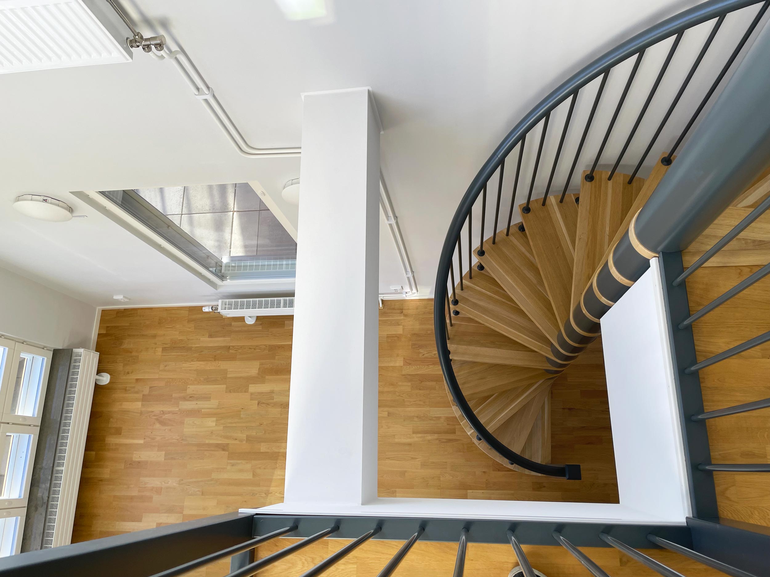 Bild på trappan och nedre våningsplan (10)