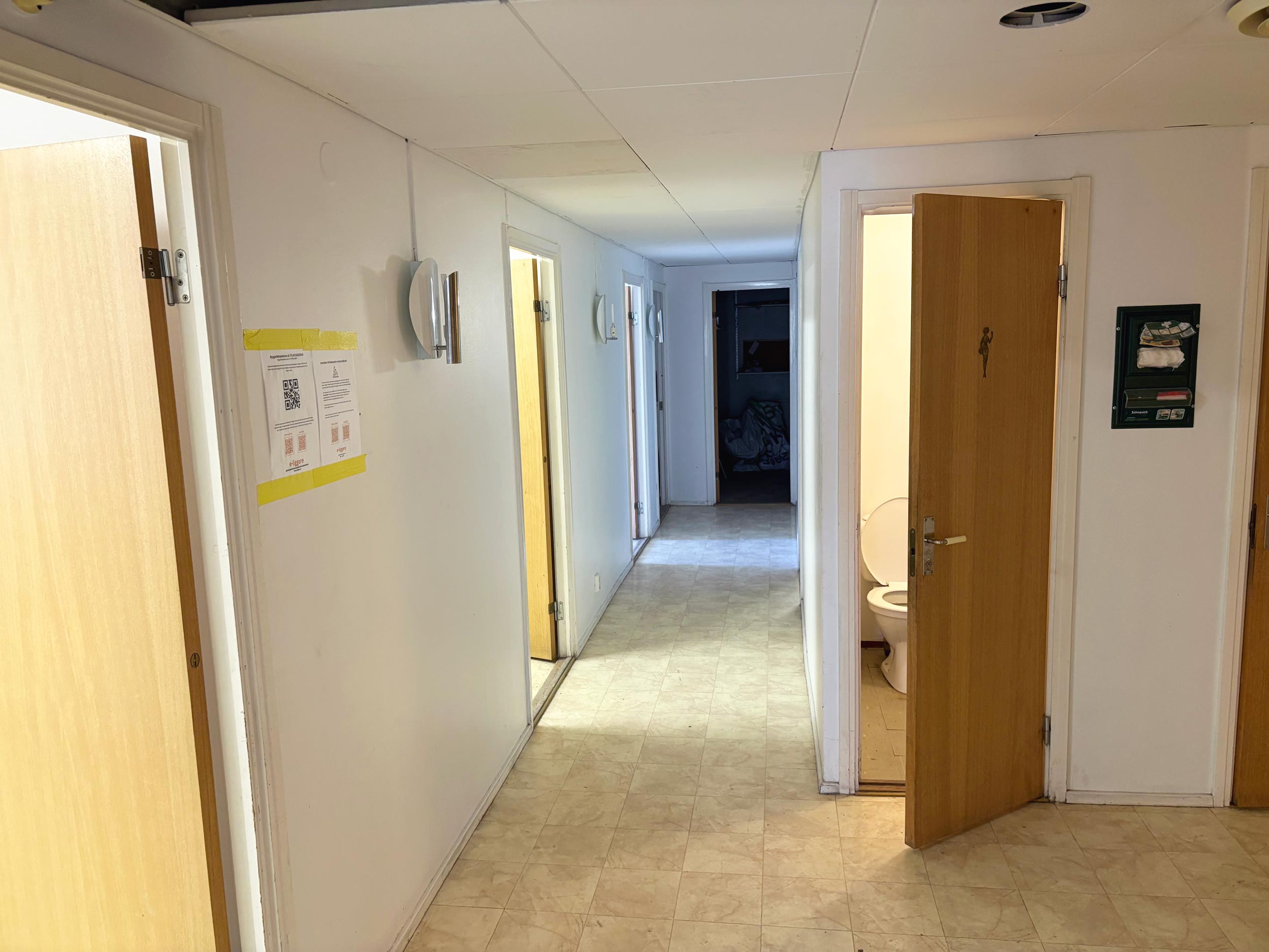 Hall, ingångar till mindre rum åt båda håll