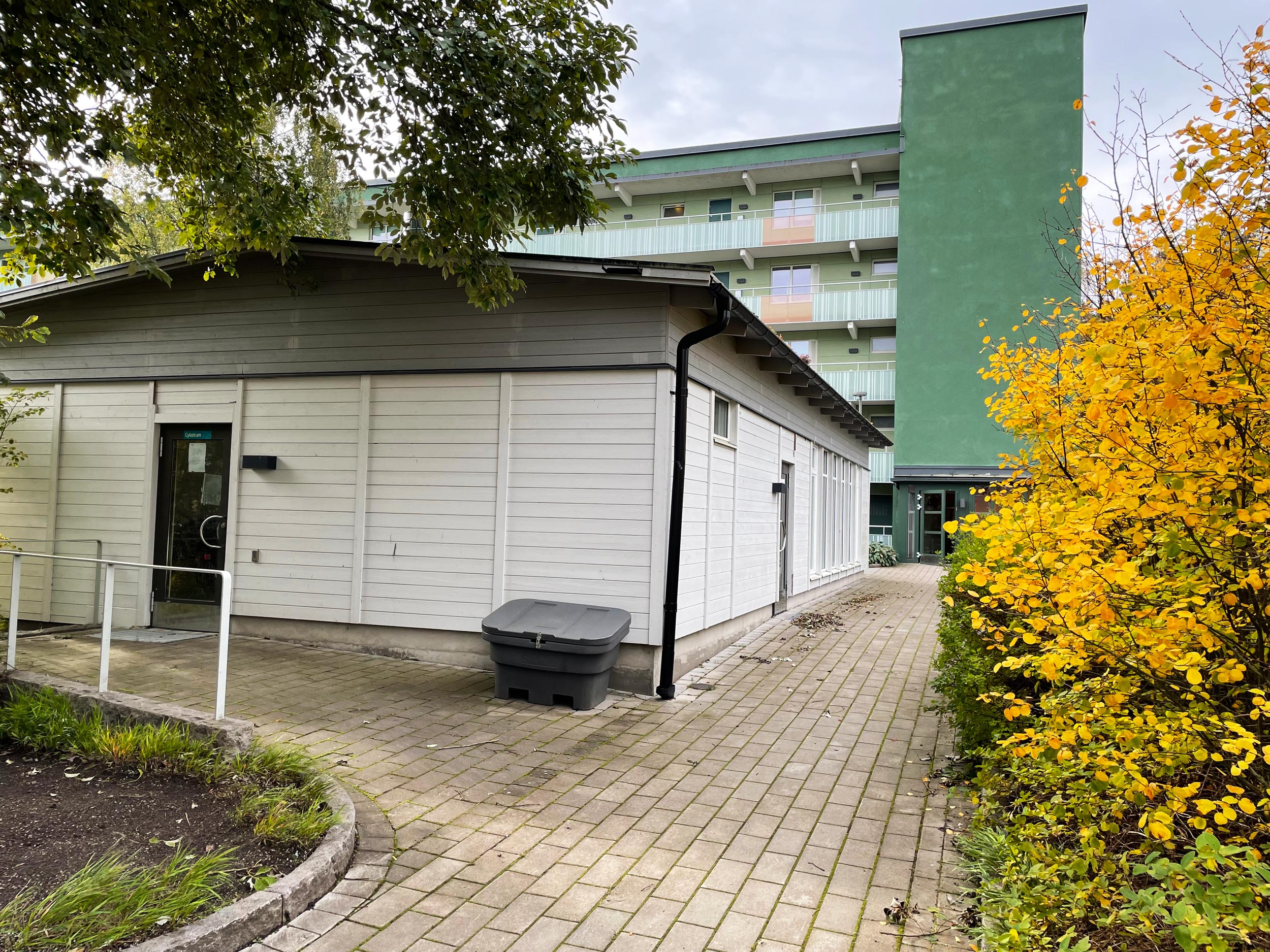 Bild på ingång, egen byggnad i innergård.