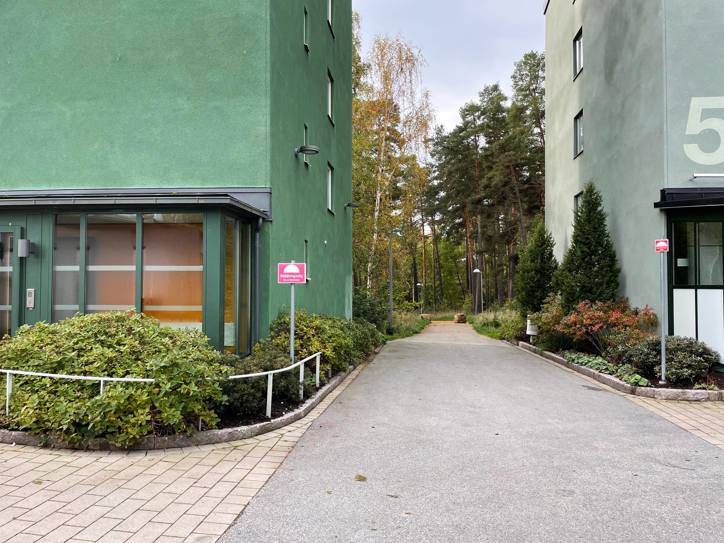 Bild på omgivning, hus och grönområde.