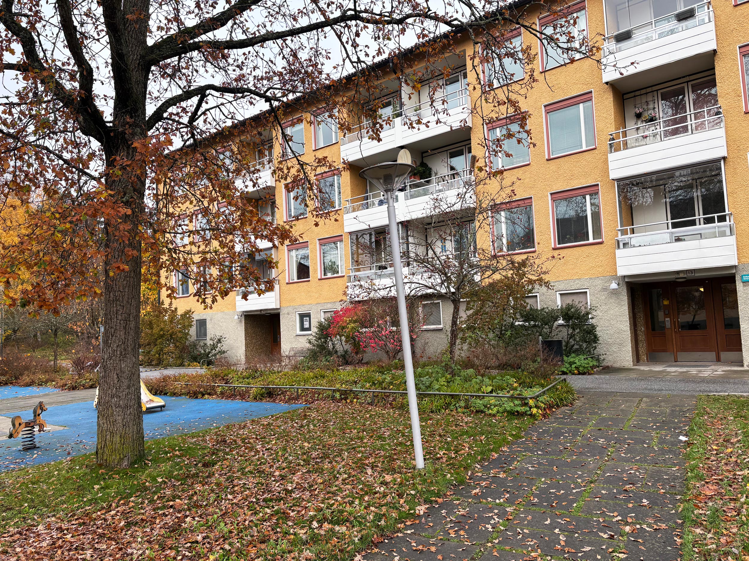 Bild på närområde och entré