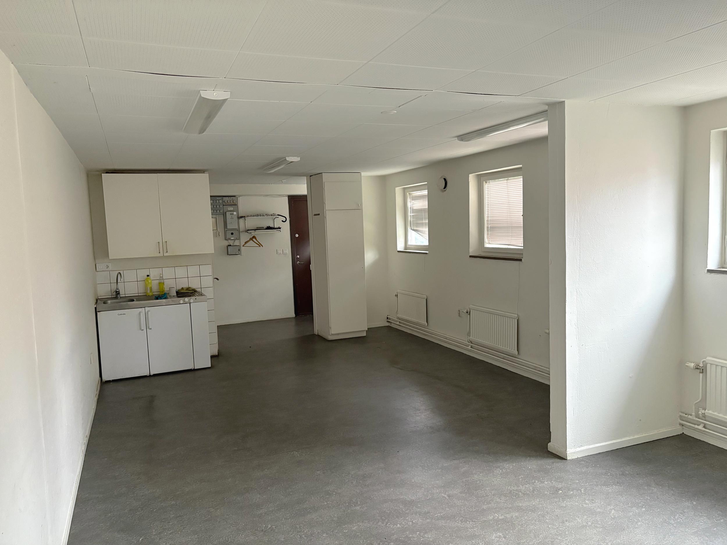 Bild på pentry och rummet åt andra hållet