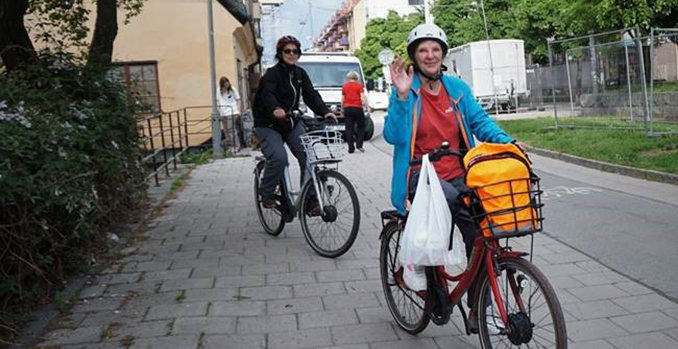 medarbetare i hemtjänsten cyklar i jobbet