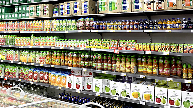 En hel butiksvägg fylld med juicer i färgglada förpackningar