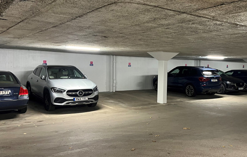 flera bilar i ett garage