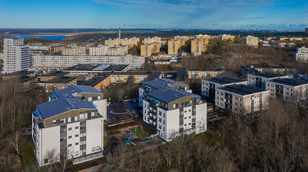 Drönarbild över vita höghus i Vårberg.