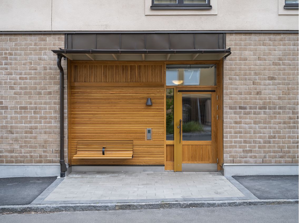 Stockholmshusens entré i trä med sittplats