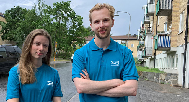 Anna och Erik klädda i blå tröjor med SB tryckt på bröstet.