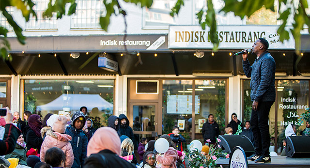 Sångaren Dahir Indho Jaceyl  på scen framför ett publikhav på torget.